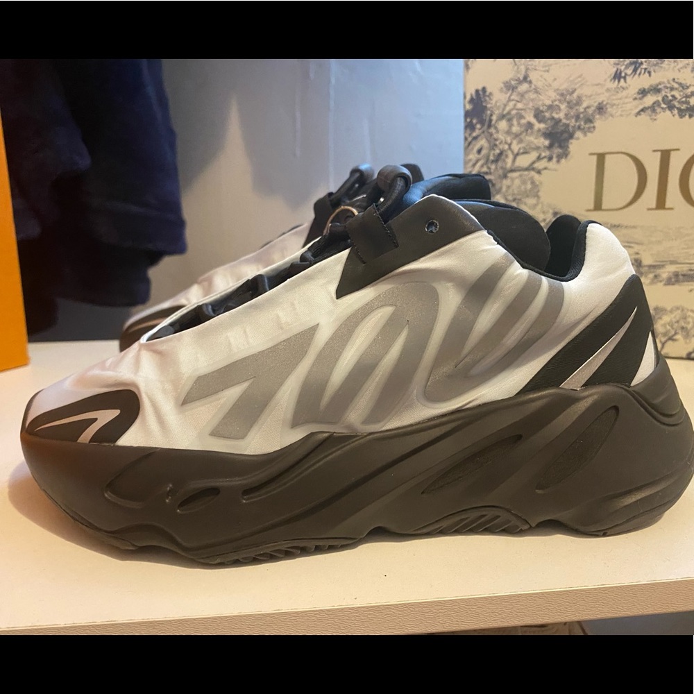 Yeezy 700 size 4, they are brand new